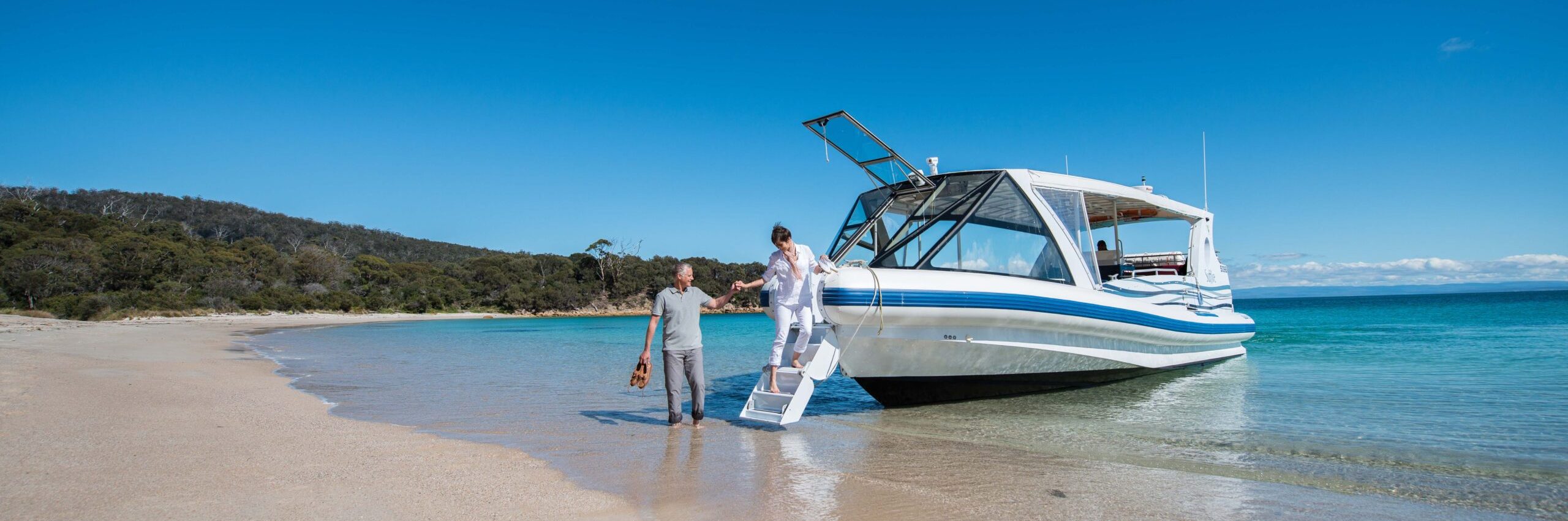 Saffire_Freycinet_Couple-Boat
